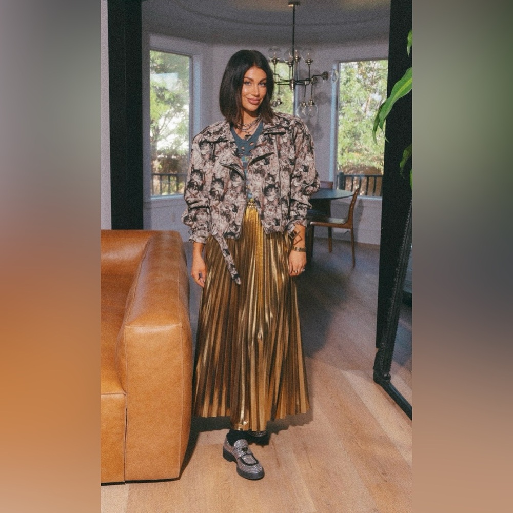 Dressed in Lala Metallic Pleated Midi Skirt in 24 Karat
Gold - Picture 5 of 12